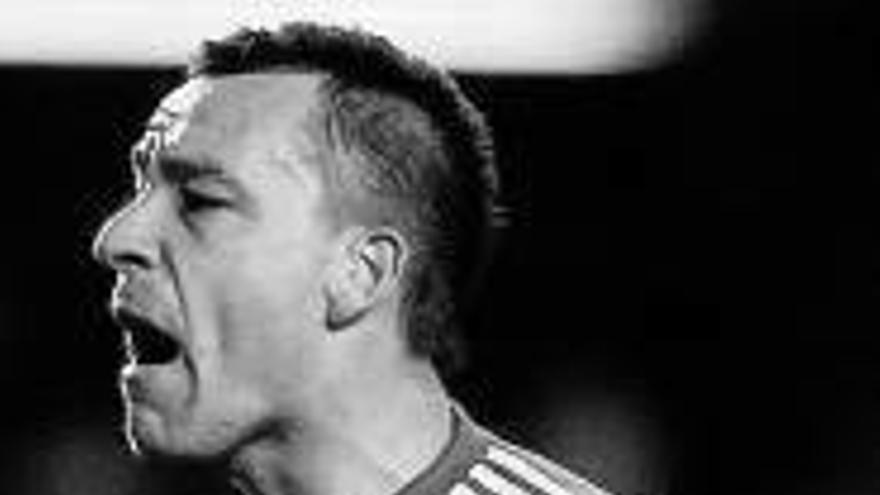 Para colmo, Terry arrolla a un guarda del Chelsea