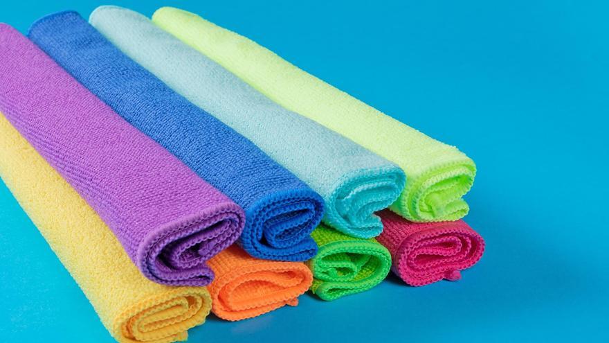El truco del código de colores de las bayetas que mejora la limpieza en el hogar