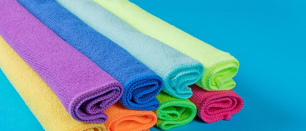 El truco del código de colores de las bayetas que mejora la limpieza en el hogar
