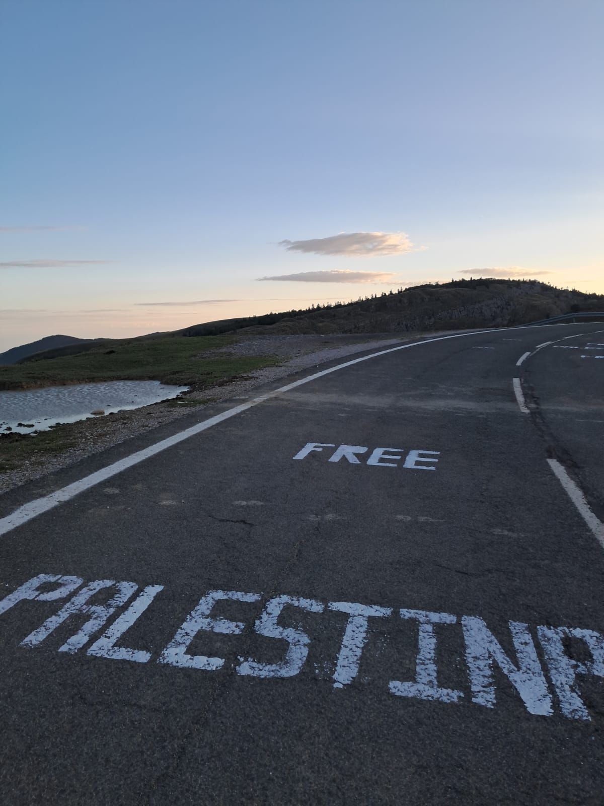 La Vuelta: el Valle de Roncal protesta contra el genocidio de Gaza