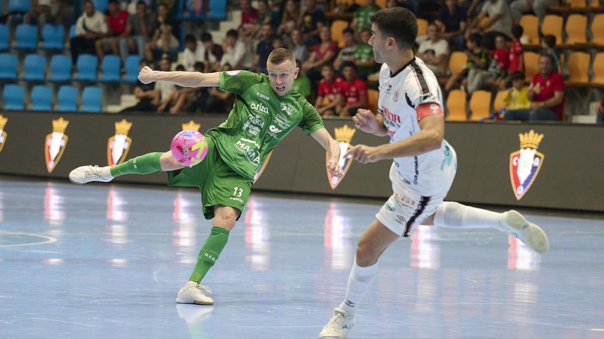 El ucraniano Korsun se dispone a golpear el balón ante David Pazos, capitán del Noia.