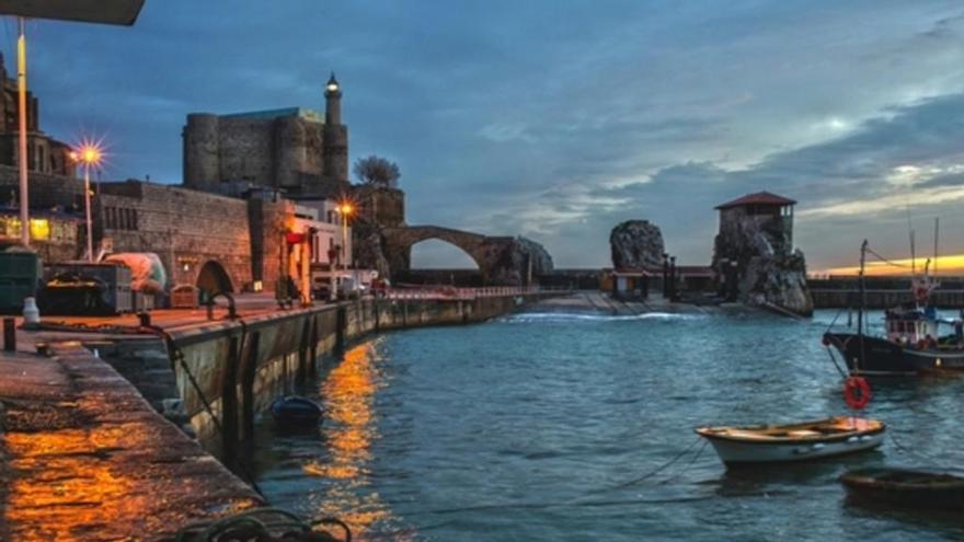 El pueblo a 10 minutos de Bizkaia "con murallas medievales y un faro del siglo XIX" que enamora a la revista Viajar