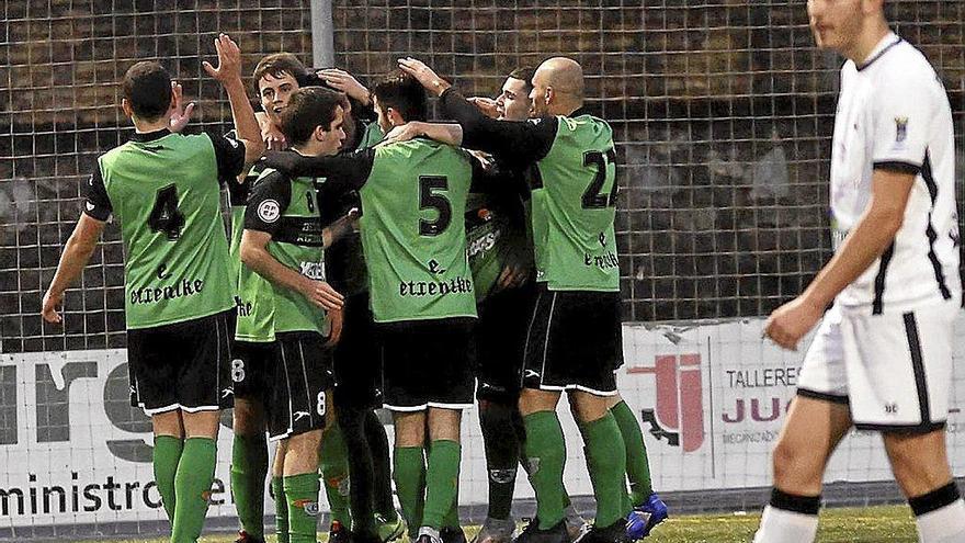 El Beti Onak celebrando uno de los goles anotados ayer ante el Azkoyen. Foto: Oskar Montero