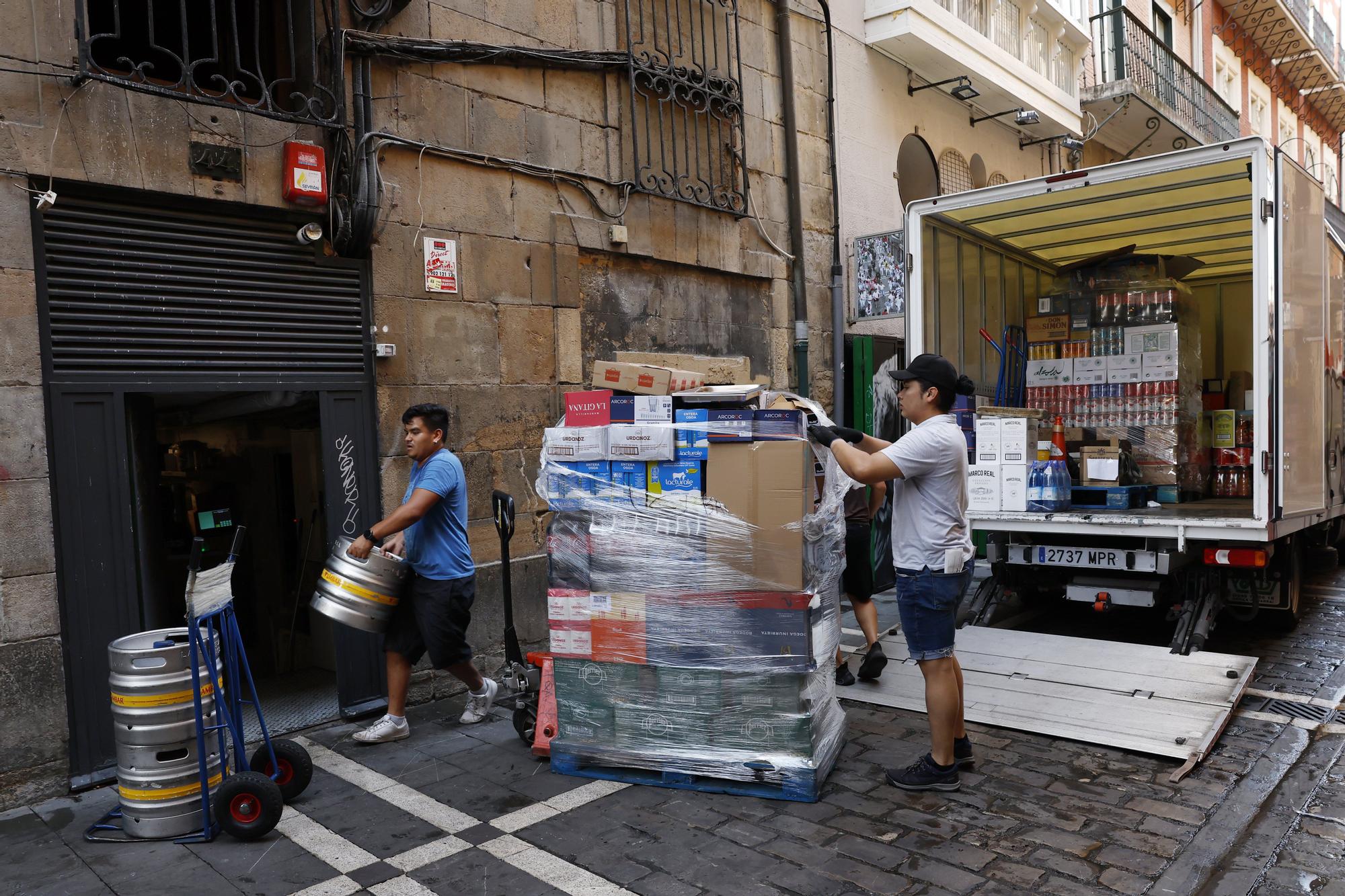 En imágenes: Pamplona se prepara para San Fermín