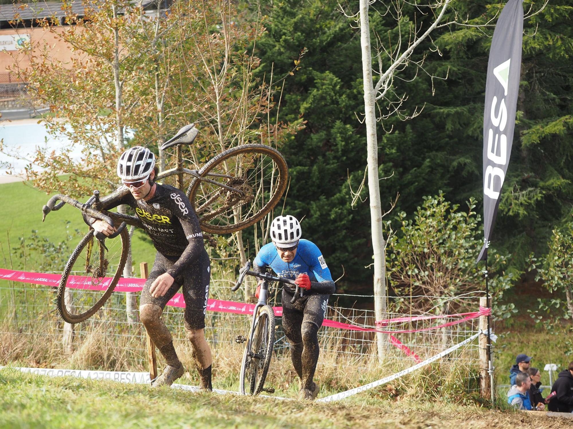 El barro se sumó al espectáculo de ciclocross en Elgoibar