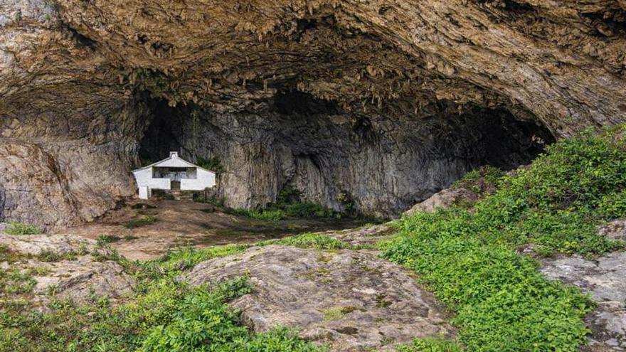 Una ruta "fácil" por el interior de una cueva a tan sólo 25 minutos de Bilbao: "La verdad que es alucinante"