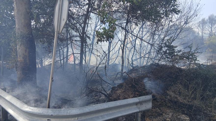 EN FOTOS | Un incendio en una vivienda de Mañeru obliga a cortar la Autovía del Camino