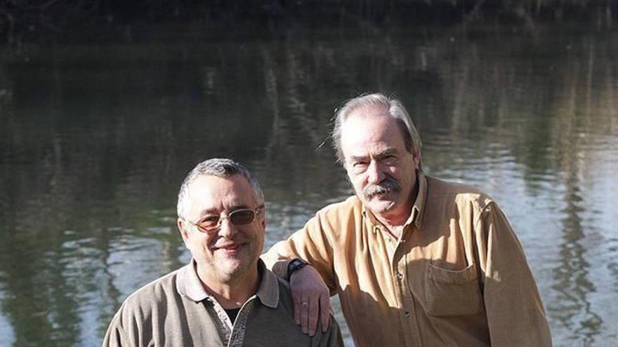 Pedro Vizcay y José Joaquín Jacoisti posan frente al río Arga.