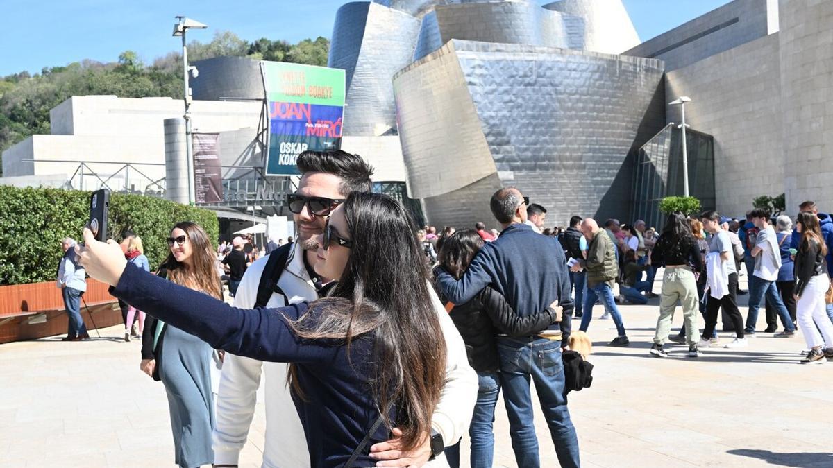 Visitantes en la explanada del Guggenheim esta Semana Santa