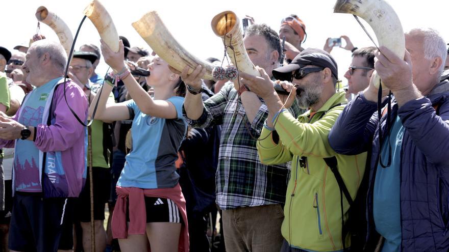 Cientos de mendizales reviven la tradicional llamada a Juntas en la cima del Ganekogorta