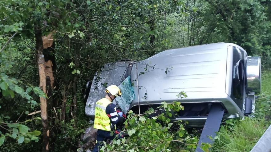 Dos jóvenes trasladados al Hospital Donostia tras una salida de vía en Goizueta