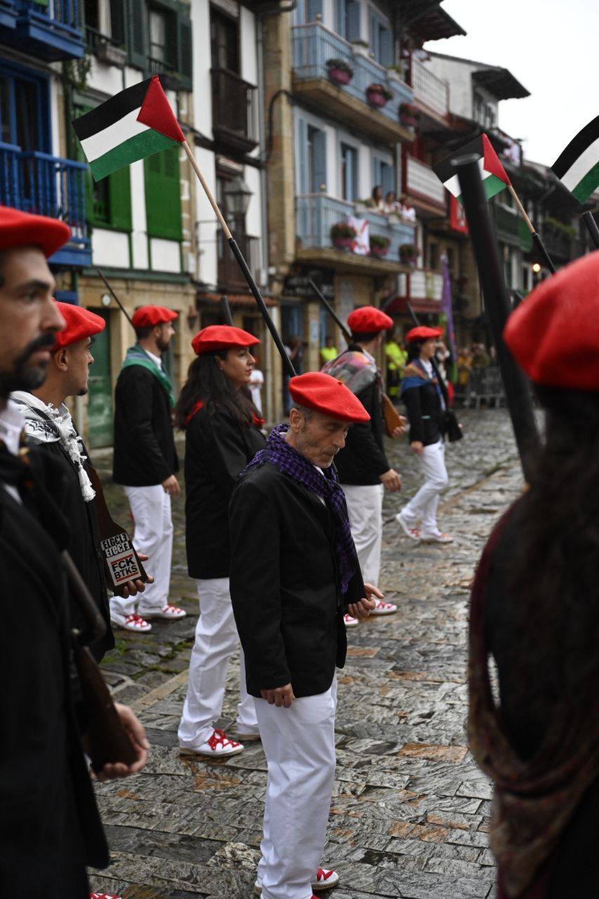 La compañía Jaizkibel desfila en Hondarribia