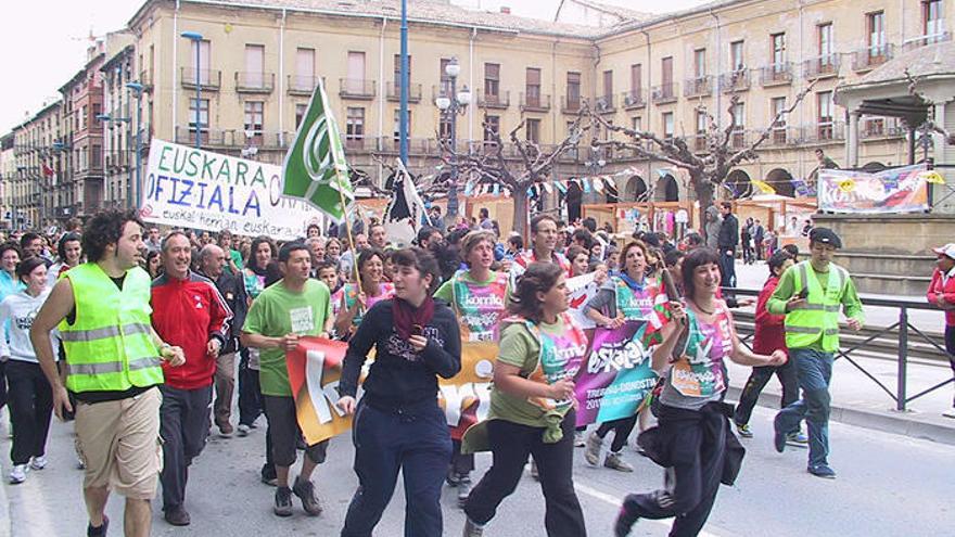 La Korrika, al llegar a la Plaza de Navarra en Tafalla.