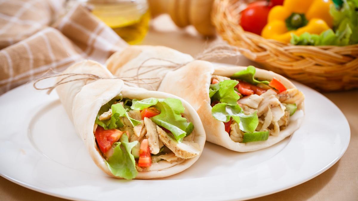 Wrap integral de pavo con hummus y vegetales.