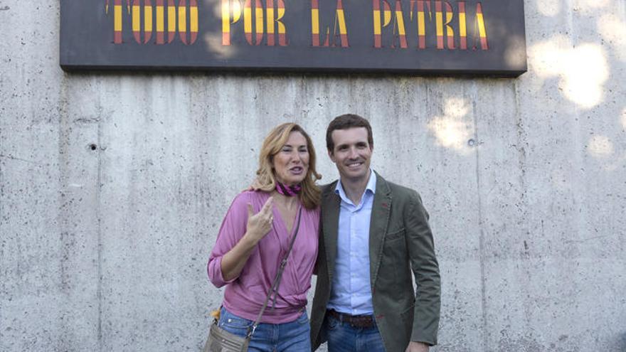 Casado, junto a Ana Beltrán, el pasado junio durante su visita al cuartel de la Guardia Civil de Alsasua dentro de su campaña de las primarias para presidir el PP.
