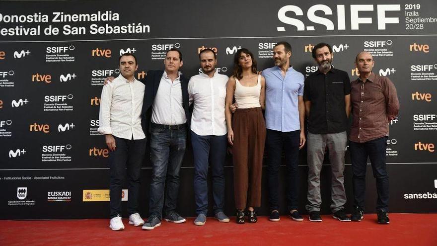 El equipo de la película, capitaneado por Jon Garaño, José Mari Goenaga y Aitor Arregi, ayer en Madrid.