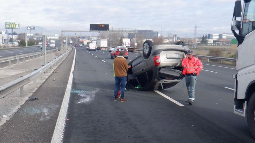 Un herido en el choque de un camión y un coche en la Autopista de Navarra en Noáin
