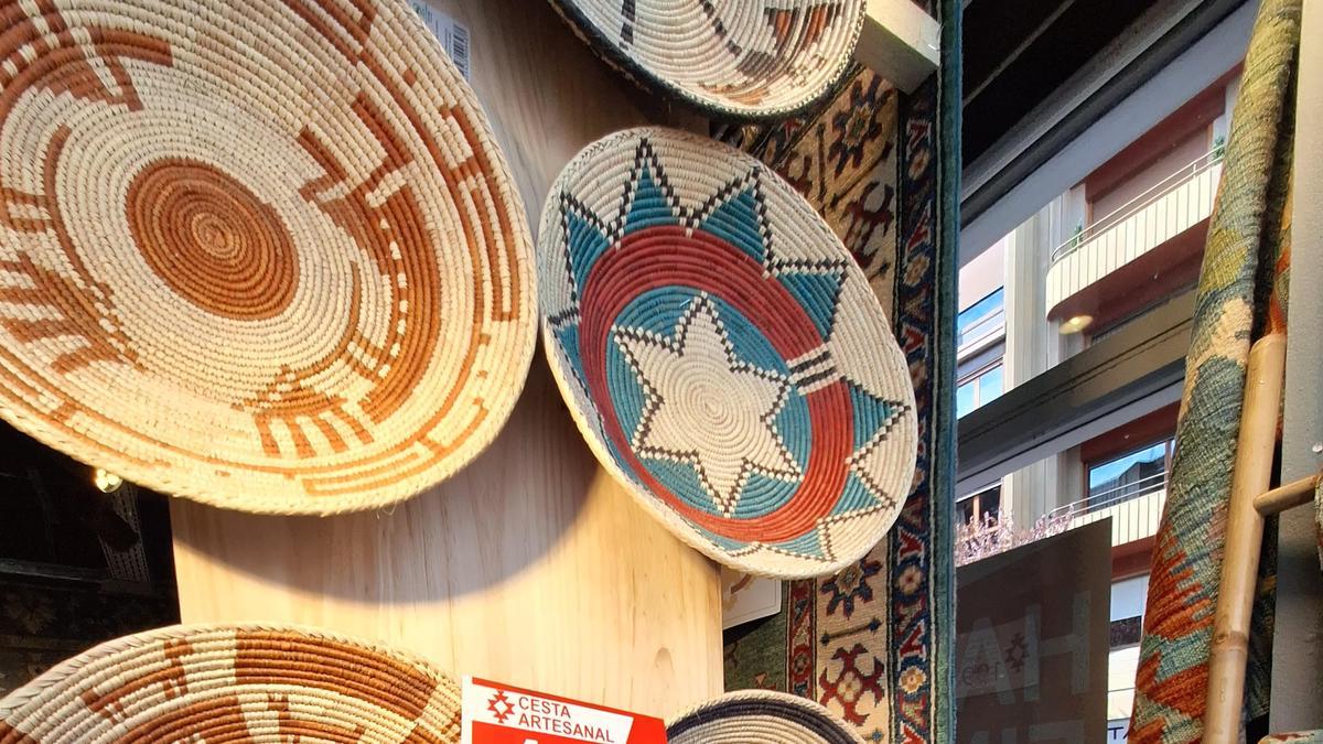 Cestas en el escaparate de House of Kilim en Vitoria