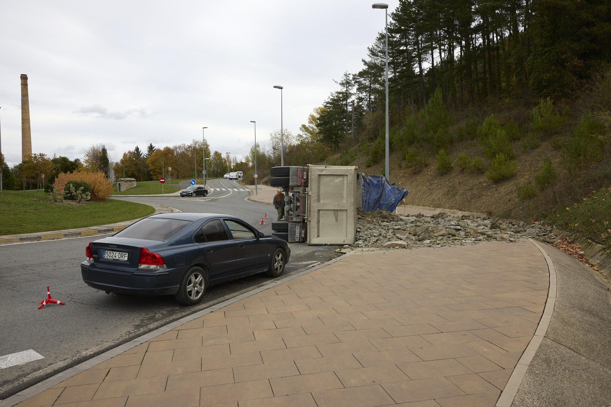 Fotos de un camión volcado en la rotonda entre Mendillorri y Lezkairu