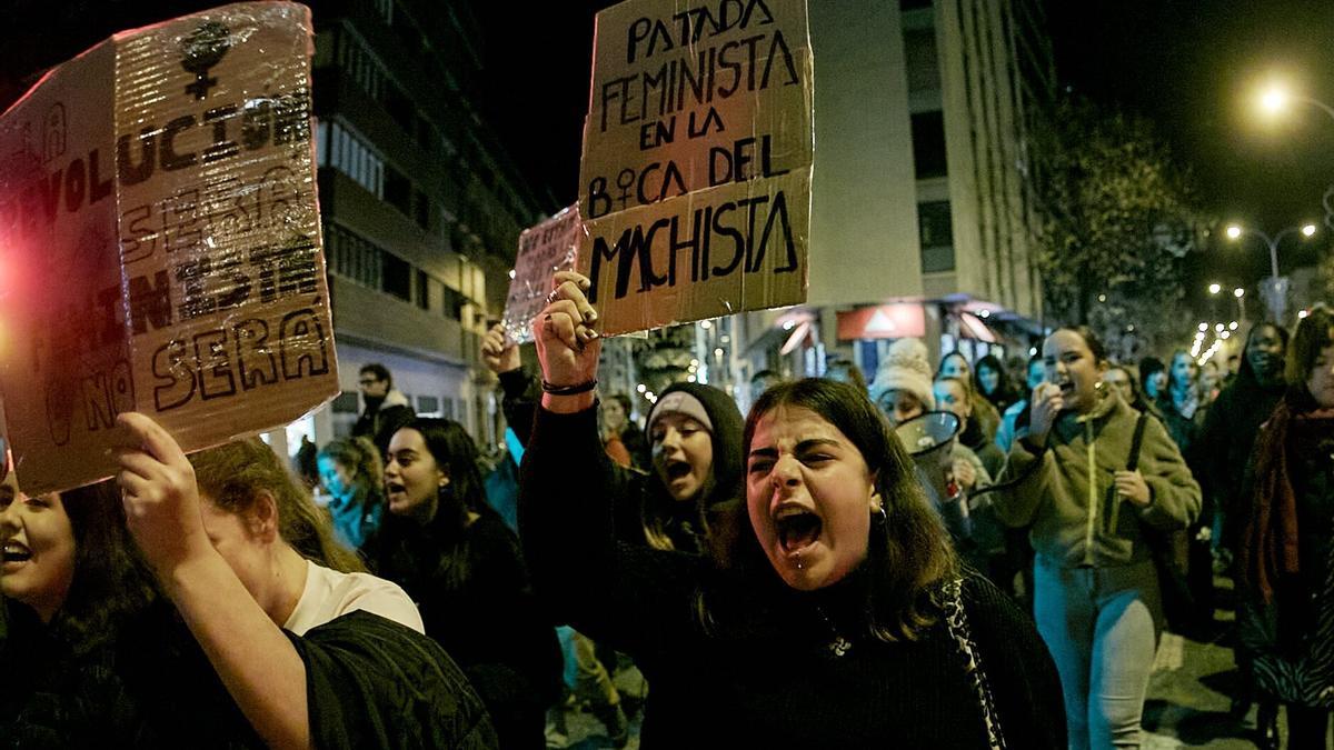 Participantes en una manifestación en Pamplona el 25N de 2024