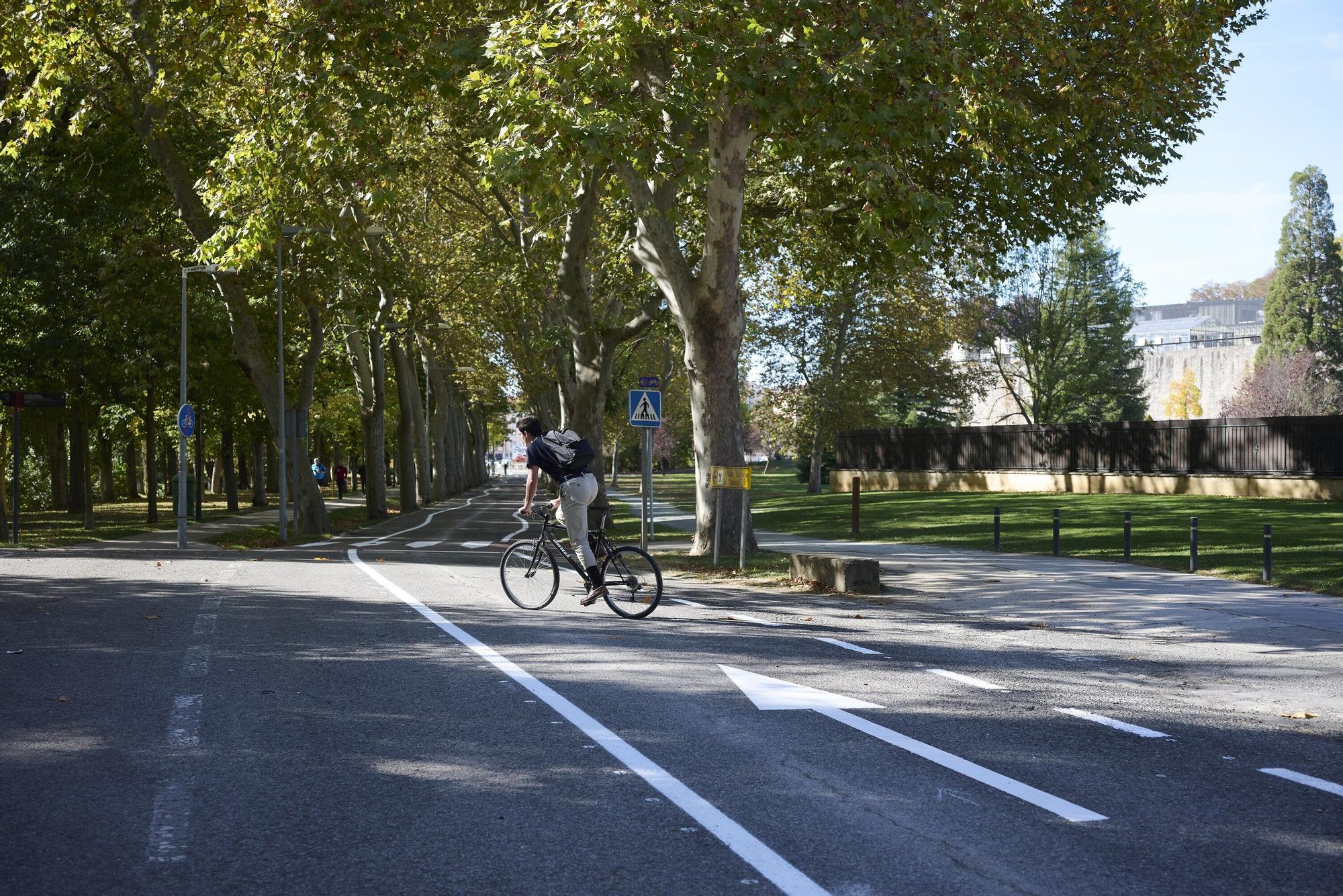 Fotos de las líneas serpenteantes de la carretera de la Universidad de Navarra