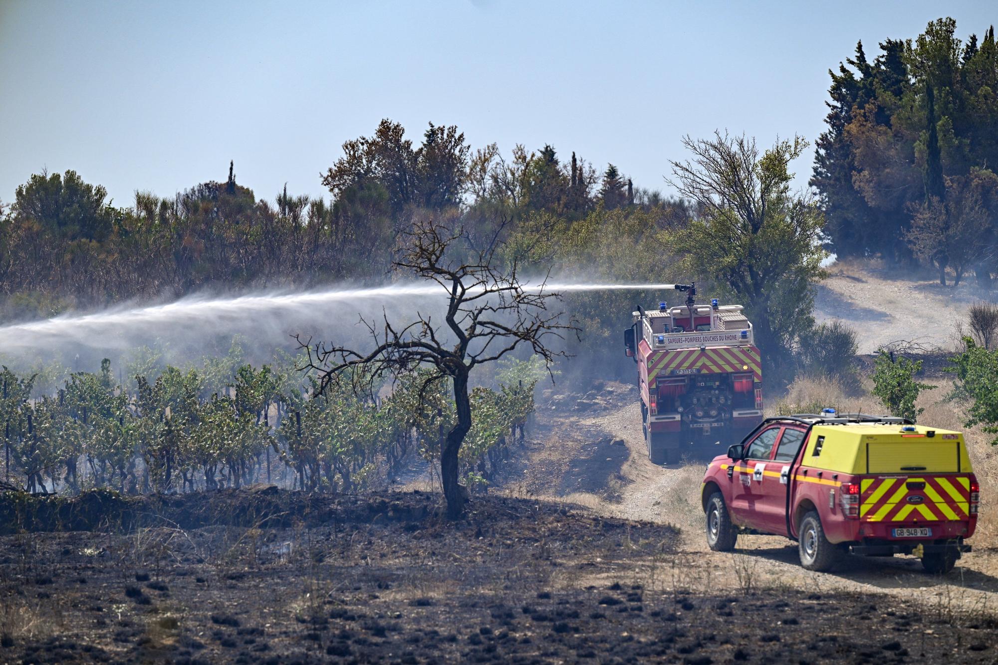 El fuego en el sur de Francia "ya no avanza" aunque sigue sin estar controlado