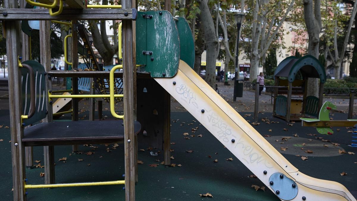 El pequeño tobogán que tiene la zona de juegos.