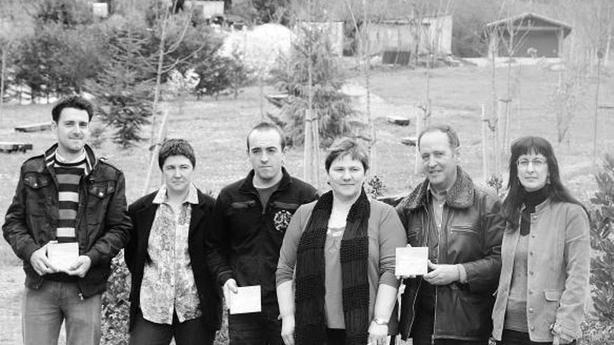 Irizar (segundo por la derecha), el lunes, con los colaboradores del disco y la alcaldesa de Zegama.