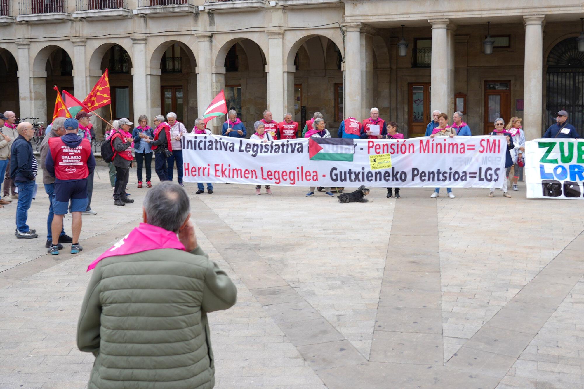 En imágenes: Los pensionistas retoman sus concentraciones en Vitoria