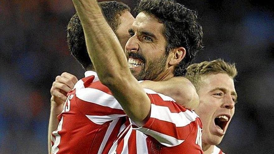 Rubén Pardo celebra su gol antes de ser felicitado por los jugadores del Betis.
