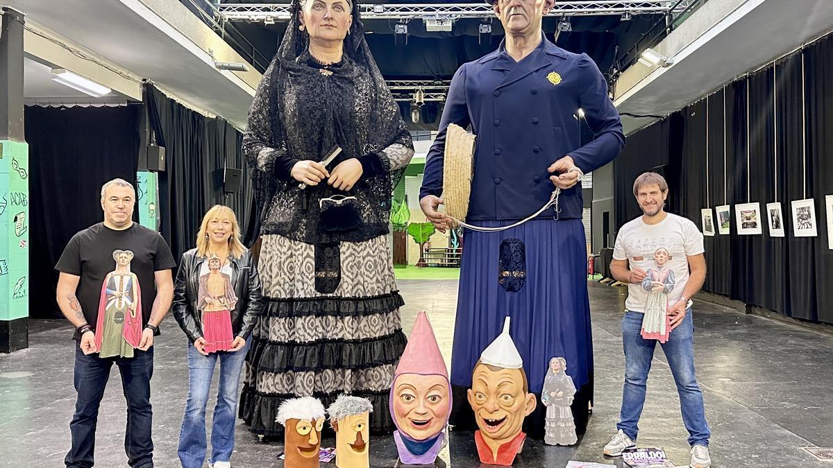 Estibaliz Freije y Javi Carnicero junto a los gigantes y cabezudos.