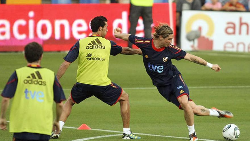 Los jugadores de la selección española de fútbol, Fernando Torres (d) y Álvaro Arbeloa, durante el entrenamiento que el combinado nacional ha llevado a cabo en el estadio José Rico Pérez de Alicante.
