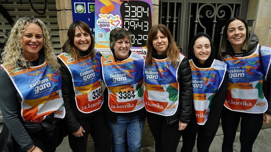 Alde Zaharreko merkatariek lekukoa hartu dute, euskararen aldeko konpromisoa berretsiz