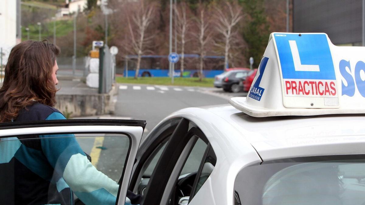 Una mujer se prepara para examinarse del carné de conducir