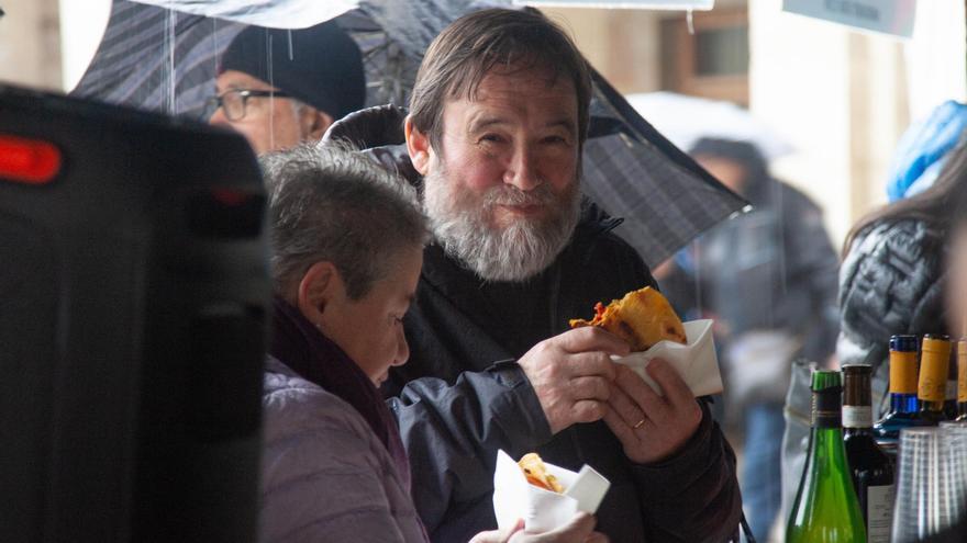 En imágenes: Un mercado de Navidad pasado por agua en Gasteiz