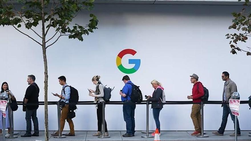 Varias personas esperan para acceder a un acto del gigante tecnológico Google en el SFJAZZ Center de San Francisco