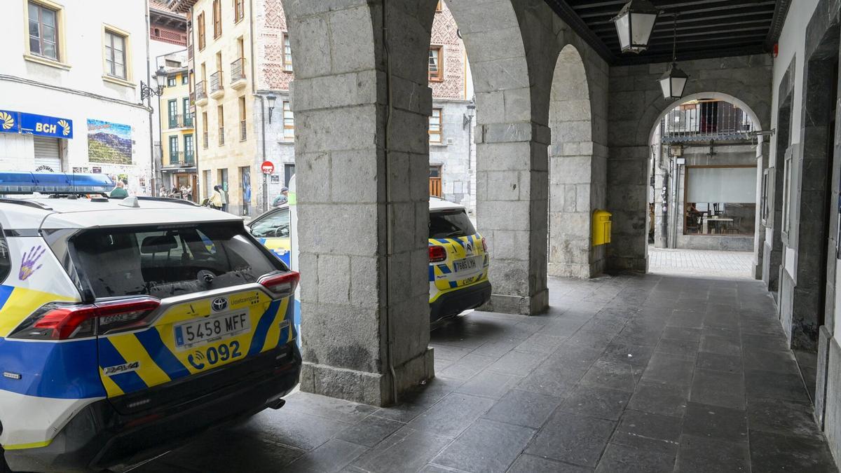 Dos coches policiales aparcados frente a la Comisaría de la Policía Local en Azpeitia