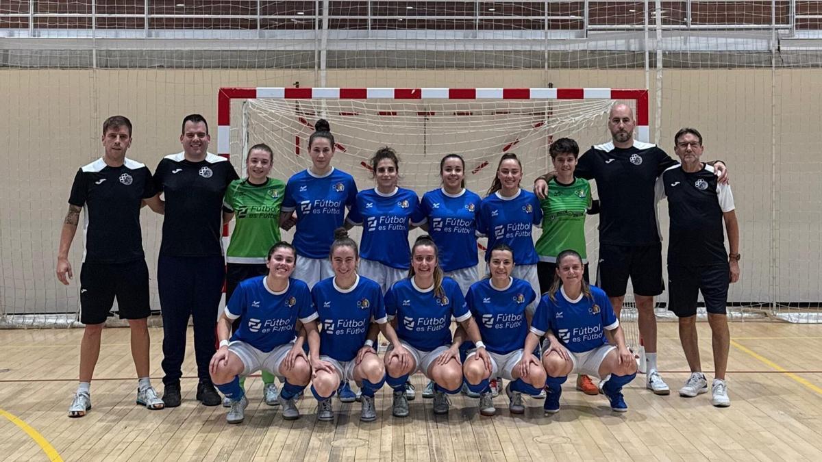 Jugadoras y cuerpo técnico del Txantrea en Arrosadia.