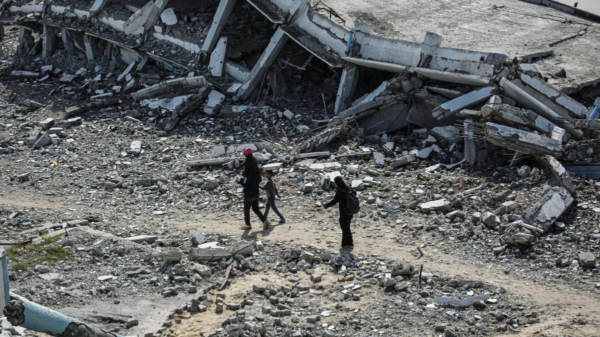 Ciudadanos palestinos en una zona destruida de la ciudad de Gaza.