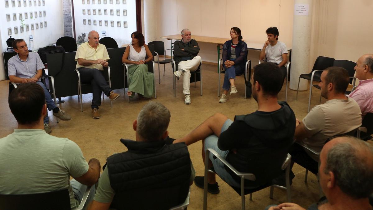 El consejero Aierdi y la alcaldesa de Carcastillo, Olaia Fraile, se han reunido con un grupo de agricultores para analizar la situación tras el incendio