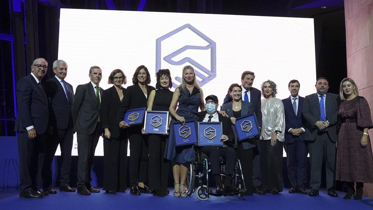 Juan José Baños, Iñaki Alzaga, Asís Canales, Elixabete Etxanobe, Edurne Pasaban, Ane Fernández de Arbina, Anne Igartiburu, Kepa Junkera, María Bayo, John Garamendi, Ibone Bengoetxea, Antón Arriola, Unai Hualde e Irma Basterra.