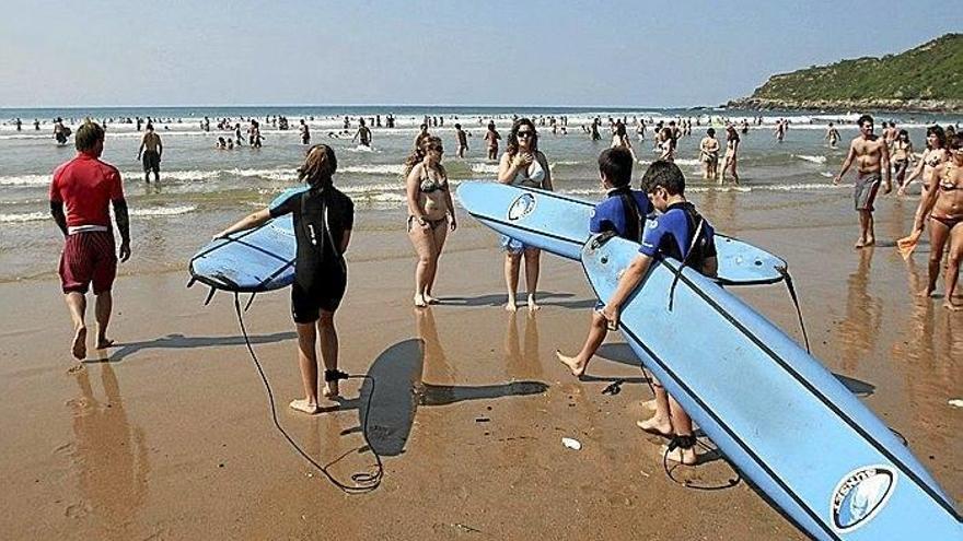Anulan el reparto previsto para escuelas de surf en la Zurriola
