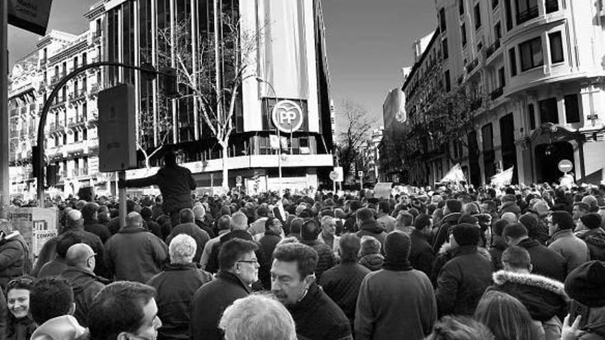 Cientos de taxistas se desplazaron a la sede del PP en Madrid, en la calle Génova.
