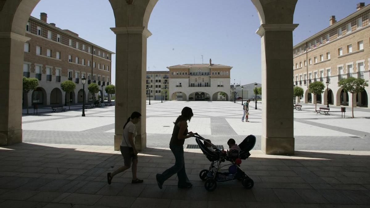 Personas paseando por la plaza del Ayuntamiento de Orkoien.