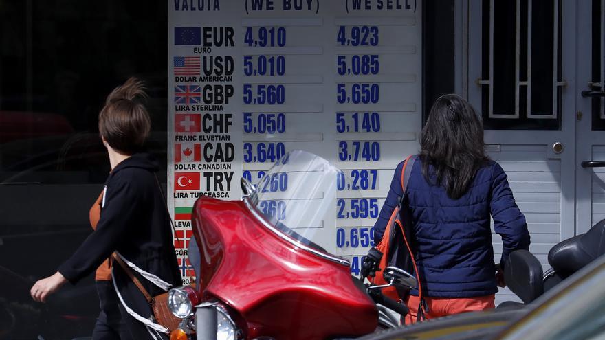 El euro marca su nivel más bajo en 20 años tras la victoria de la ultraderecha en Italia