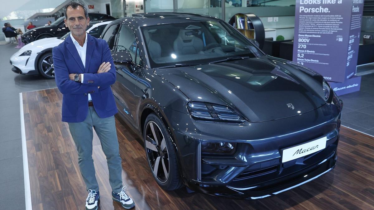 Rafa Echeverría, jefe de ventas VN del Centro Porsche Pamplona, en las instalaciones de la marca en Noáin.