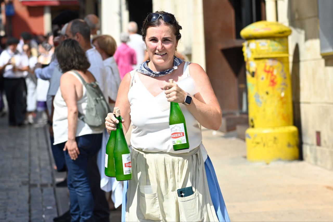 Gran ambiente en el desfile de la Euskal Jira de Irun
