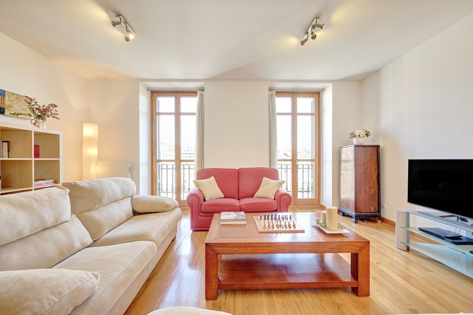 Un piso con vistas a la Plaza del Castillo sale al mercado: patrimonio, modernidad y ubicación única en el Casco Antiguo