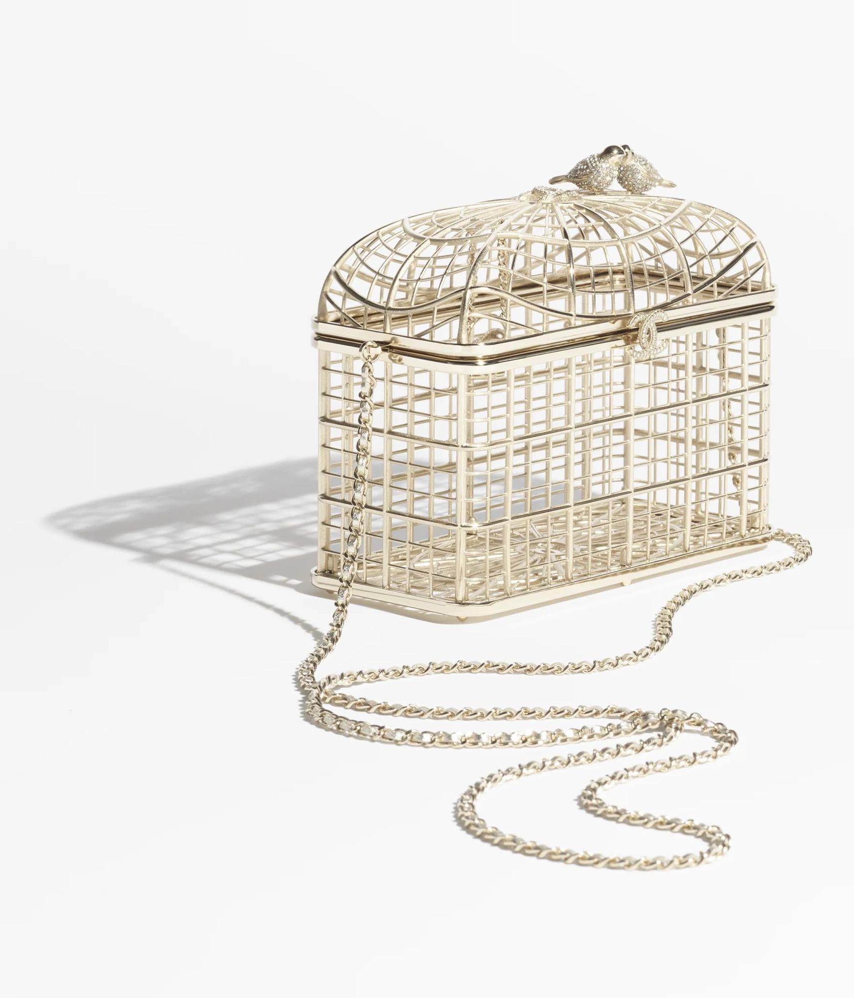 Bolso con forma de jaula con los pajarillos incluidos.