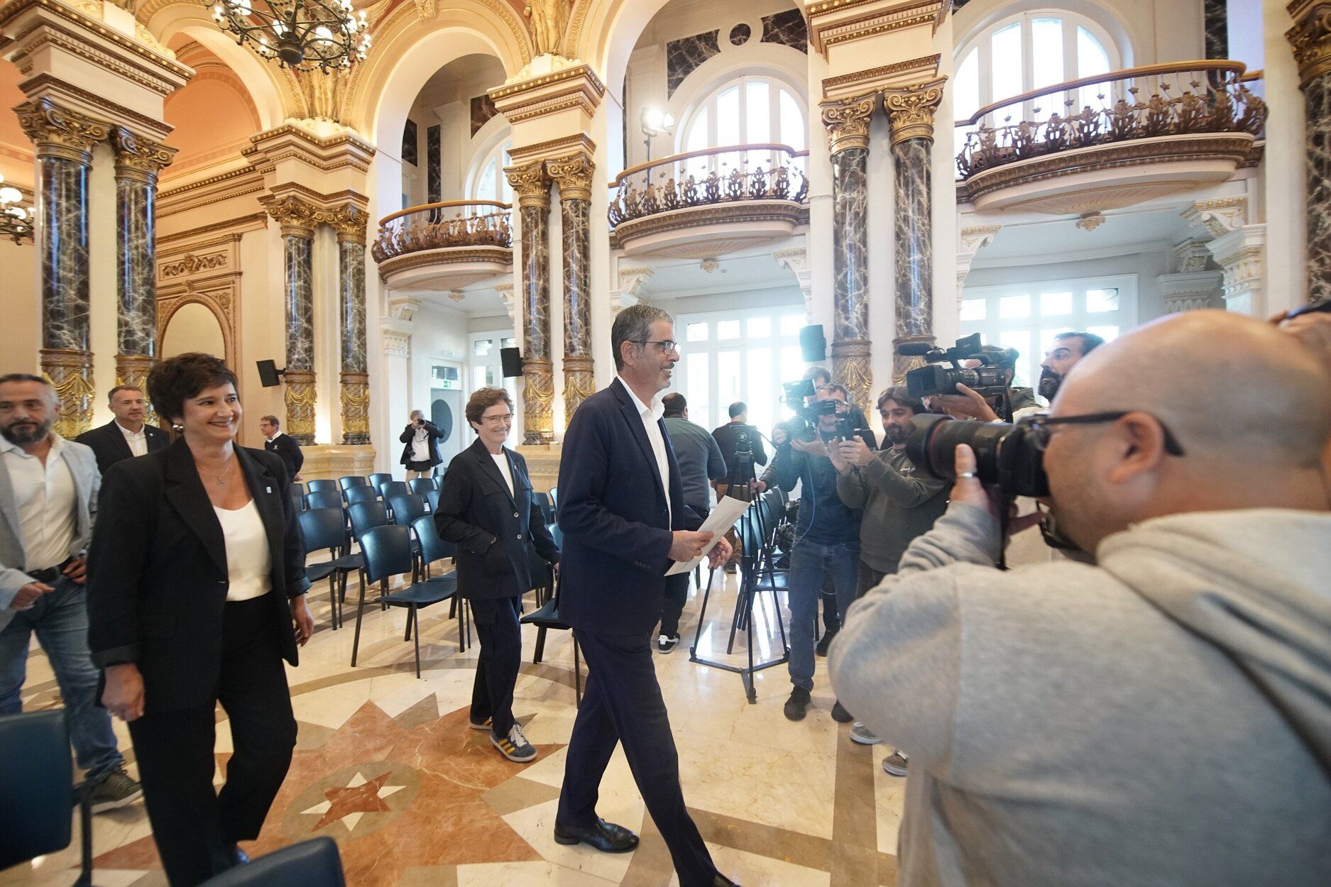 El alcalde de Donostia, Eneko Goia, llega a la comparecencia en la que ha anunciado su adiós
